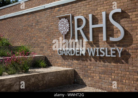 RHS Wisley öffnet die neue Willkommen Gebäude und Eintritt in die umliegenden Gärten und Pflanzen center, Surrey, England, Vereinigtes Königreich Stockfoto