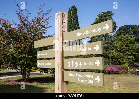 RHS Wisley öffnet die neue Willkommen Gebäude und Eintritt in die umliegenden Gärten und Pflanzen center, Surrey, England, Vereinigtes Königreich Stockfoto