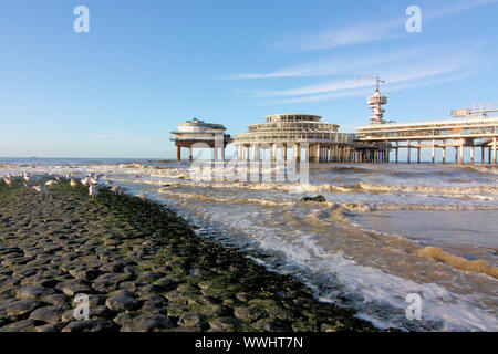 Strand von Scheveningen, Den Haag, Niederlande in der Nebensaison, Den Haag, Niederlande. Scheveningen ist ein beliebter Badeort in Südholland Stockfoto