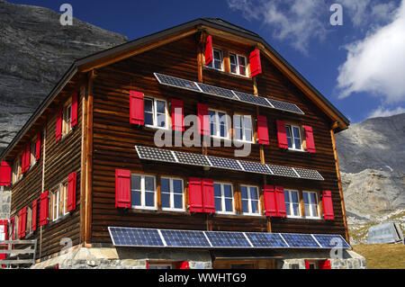 Nutzung der Sonnenenergie in Almhütten, Schweiz Stockfoto