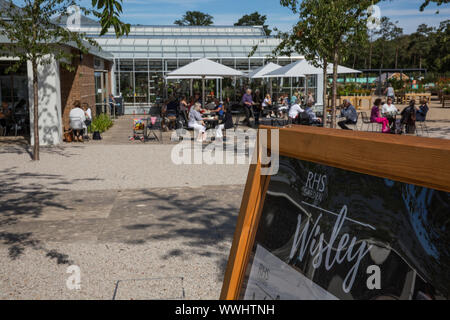 RHS Wisley öffnet die neue Willkommen Gebäude und Eintritt in die umliegenden Gärten und Pflanzen center, Surrey, England, Vereinigtes Königreich Stockfoto