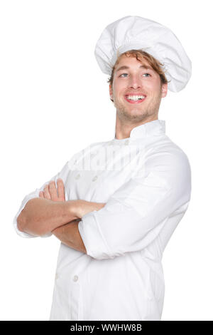 Koch Mann. Stolz Portrait von lächelnden gerne kochen, Koch oder Bäcker, Köche zu tragen hat. Cross-bewaffneten jungen kaukasischen männliches Modell auf weißem Hintergrund. Stockfoto