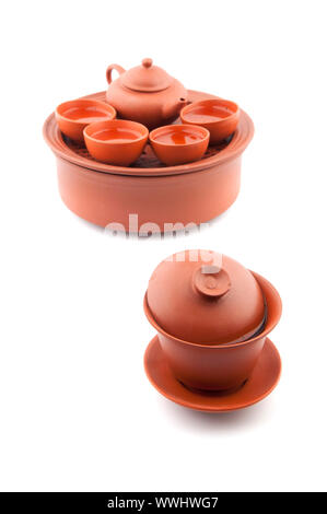 Chinesische Keramik Tee-Set und Tassen auf weißem Hintergrund. Stockfoto