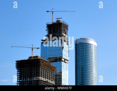 Bau von Wolkenkratzern. Höhen-Bürogebäude auf einem Hintergrund des Himmels. Stockfoto