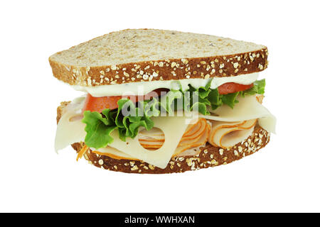 Smoked chicken Sandwich mit Salat, Tomaten und Schweizer Käse auf Vollkornbrot auf einem weißen Hintergrund. Beschneidungspfad enthalten. Stockfoto