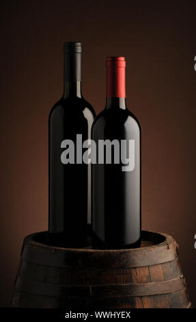 Flasche Rotwein auf Wodden Lauf Stockfoto