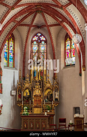 Monreal, Deutschland - 9. August 2019: Innenraum der Pfarrkirche der Heiligen Dreifaltigkeit in Monreal, Deutschland Stockfoto