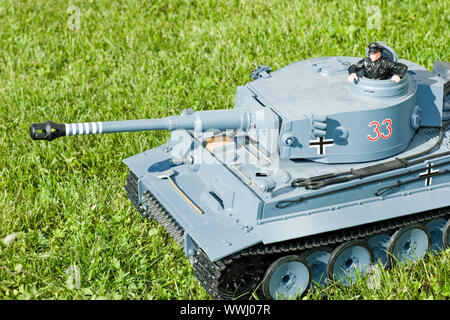 Deutsche schweren Panzer des Zweiten Weltkriegs Modell auf einem Gras Stockfoto