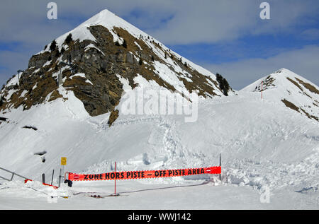 Warnschild an einem geschlossenen Skipiste Stockfoto