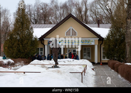 Melikhovo, Moskauer Gebiet, Russland - 3. April 2019: Denkmal für Schriftsteller A.P. Über teatral und Ausstellungshalle. Zustand der Museum-Reserve Literary-Memorial Stockfoto