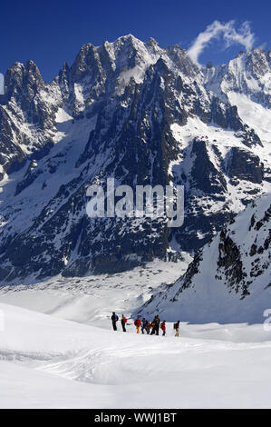 Touring Skifahrer auf das Mer de Glace Gletscher vor der Aiguille Verte Stockfoto