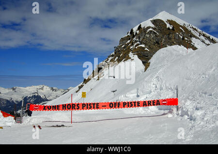 Warnschild an einem geschlossenen Piste im Skigebiet Morzine Avoriaz Stockfoto