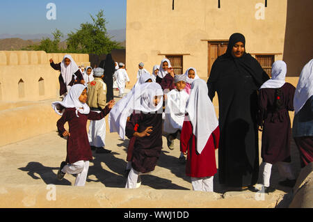 Erzieher mit einer Schulklasse auf Klassenfahrt nach Fort Nizwa Stockfoto