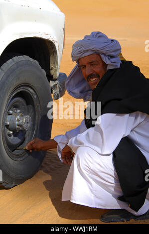 Arabische Treiber prüft, Reifendruck Stockfoto