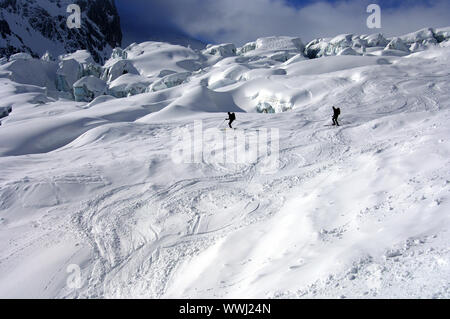 Touring Skifahrer auf dem Gletscher du Geant in Vallee Blanche Stockfoto