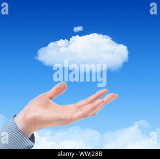 Hand des Menschen vorschlagen Cloud gegen blauen Himmel mit Wolken im Hintergrund. Konzept-Bild auf Cloud computing und Eco Design. Stockfoto