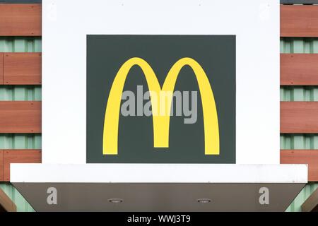 Voiron, Frankreich - Juni 1, 2018: Mc Donald's Logo auf einer Fassade. McDonald's ist der weltweit größte Kette von Hamburger Fast-Food-Restaurants Stockfoto