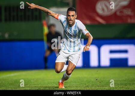 Der israelische Fußball-Spieler Eran Zahavi von Guangzhou R&F F.C. feiert im 24. Runde der Chinese Football Association Super League (CSL) gegen Tianjin Tianhai in Guangzhou City, der südchinesischen Provinz Guangdong, am 14. September 2019. Guangzhou R&F beat Tianjin Tianhai mit 2-1 in der 24. Runde Spiel der Chinese Football Association Super League (CSL) in Guangzhou City, der südchinesischen Provinz Guangdong, am 14. September 2019. Stockfoto