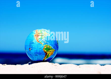 Erdkugel am Strand. Ideal für Erde Schutzkonzepte, recycling, globalen Themen, Umwelt-Themen Stockfoto