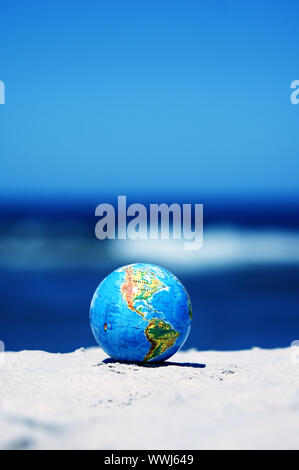 Erdkugel am Strand. Ideal für Erde Schutzkonzepte, recycling, globalen Themen, Umwelt-Themen Stockfoto