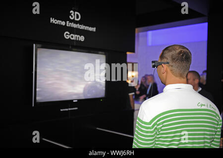 Besucher Uhren 3D-Fernseher von Sony auf der IFA 2009 international consumer electronics Ausstellung in Berlin Stockfoto