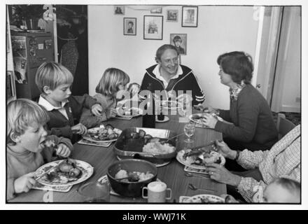 Neil und Glenys Kinnock zu Hause essen mit ihren Kindern in 1979 an der Zeit Neil Kinnock war Shadow Minister für Bildung und Wissenschaft in der Labour Party Stockfoto