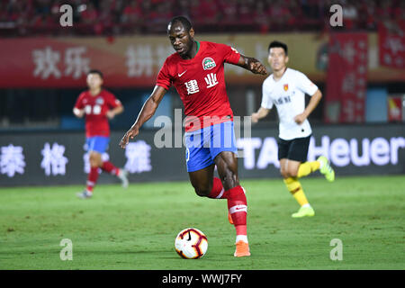 Kamerunischer Fußballspieler Christian Bassogog Henan Jianye F.C., Mitte, hält den Ball in der 24. Runde Spiel der Chinese Football Association Super League (CSL) gegen Hebei China Fortune in Zhengzhou City, Central China Provinz Henan, am 14. September 2019. Henan Jianye zerschnitten Hebei China Fortune mit 4-1 in der 24. Runde Spiel der Chinese Football Association Super League (CSL) in Zhengzhou City, Central China Provinz Henan, am 14. September 2019. Stockfoto