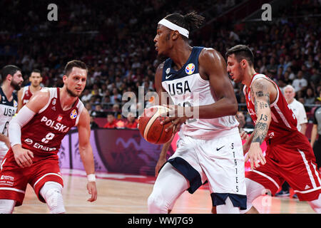 Myles Turner der USA, Mitte, hält den Ball während des 7. - 8. Klassifizierung Spiel gegen Polen im FIBA-Weltmeisterschaft in Peking, China, 14. September 2019. In den Vereinigten Staaten besiegt Polen mit 87-74 und gewann den 7. Platz 2019 FIBA-Weltmeisterschaft in Peking, China, 14. September 2019. Stockfoto