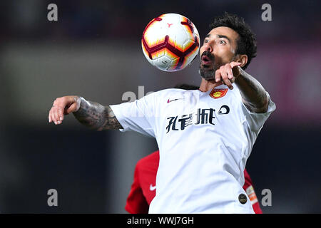 Argentinische Fußballspieler Ezequiel Lavezzi von Hebei China Fortune F.C. stoppt den Ball in der 23. Runde der Chinese Football Association Super League (CSL) gegen Henan Jianye in Zhengzhou City, Central China Provinz Henan, am 14. September 2019. Henan Jianye zerschnitten Hebei China Fortune mit 4-1 in der 24. Runde Spiel der Chinese Football Association Super League (CSL) in Zhengzhou City, Central China Provinz Henan, am 14. September 2019. Stockfoto