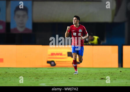 Englisch - geboren in Taiwan Fußballspieler Tim Chow von Henan Jianye F.C. feiert im 24. Runde der Chinese Football Association Super League (CSL) gegen Hebei China Fortune in Zhengzhou City, Central China Provinz Henan, am 14. September 2019. Henan Jianye zerschnitten Hebei China Fortune mit 4-1 in der 24. Runde Spiel der Chinese Football Association Super League (CSL) in Zhengzhou City, Central China Provinz Henan, am 14. September 2019. Stockfoto