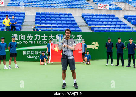 Japanische Tennisspielerin Yasutaka Uchiyama hält die Schale nach dem yasutaka Uchiyama Wu Di Men's Single der 2019 ATP Challenger Shanghai in Shanghai, China, 15. September 2019 vs. Uchiyama Yasutaka besiegt Wu Di an Männer Single 2019 Shanghai ATP Challenger 2-0. Stockfoto