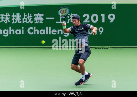 Japanische Tennisspielerin Yasutaka Uchiyama fängt den Ball an der Yasutaka Uchiyama vs Wu Di Men's Single der 2019 ATP Challenger Shanghai in Shanghai, China, 15. September 2019. Uchiyama Yasutaka besiegt Wu Di an Männer Single 2019 Shanghai ATP Challenger 2-0. Stockfoto