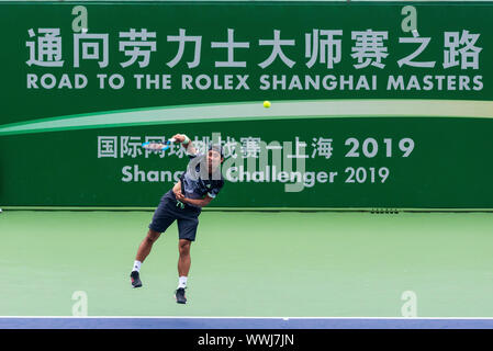 Japanische Tennisspielerin Yasutaka Uchiyama fängt den Ball an der Yasutaka Uchiyama vs Wu Di Men's Single der 2019 ATP Challenger Shanghai in Shanghai, China, 15. September 2019. Uchiyama Yasutaka besiegt Wu Di an Männer Single 2019 Shanghai ATP Challenger 2-0. Stockfoto