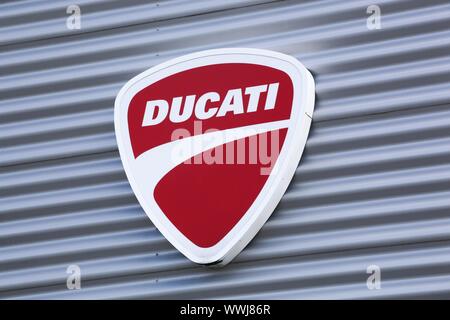 Lyon, Frankreich - 15. August 2019: Ducati Logo an einer Wand. Ducati ist ein italienisches Unternehmen, das sich entwickelt und fertigt Motorräder Stockfoto