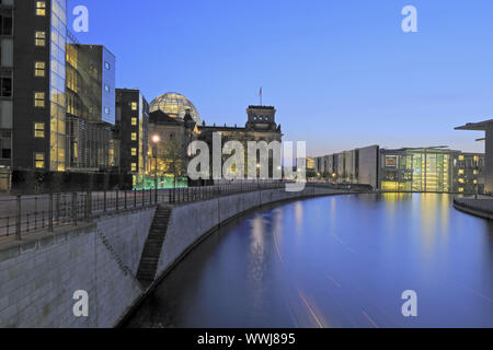 Spree im Regierungsviertel mit Reichstag. Jakob Kaiser Haus Stockfoto