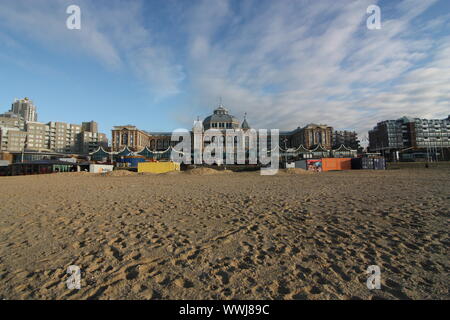 Scheveningen Strand im Süden von Holland in den Niederlanden, ist ein moderner Badeort mit einem langen, feinsandigen Strand, eine Promenade, ein Pier, und ein Leuchtturm. Stockfoto