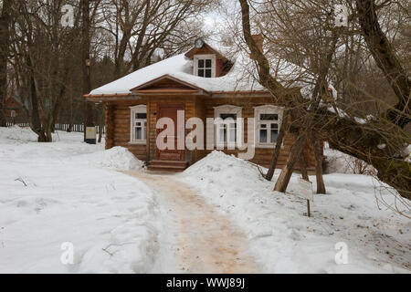 Melikhovo, Moskauer Gebiet, Russland - 3. April 2019: Landwirtschaftliche Gebäude. Zustand Literary-Memorial Museum-Reserve von Anton Tschechow Melikhovo Stockfoto