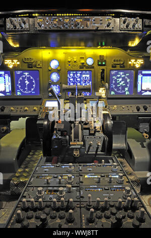 Cockpit einer Boeing 737 - 700, Mittelkonsole mit Gas Hebel der Flight Simulator der Firma Wulff/Wolfgang Zellner GbR, Berlin, Stockfoto