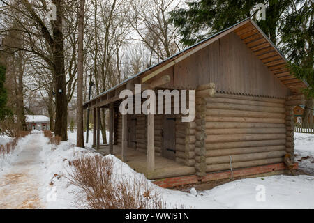 Melikhovo, Moskauer Gebiet, Russland - 3. April 2019: Landwirtschaftliche Gebäude. Zustand Literary-Memorial Museum-Reserve von Anton Tschechow Melikhovo Stockfoto