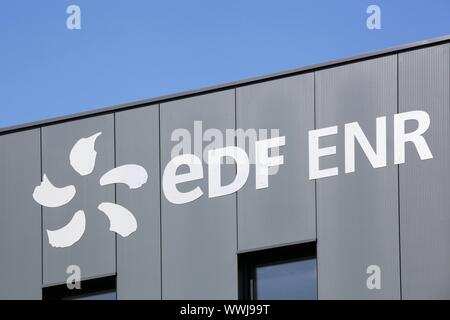 Limonest, Frankreich - 15 August, 2019: EDF ENR Bürogebäude. EDF ENR ist eine französische erneuerbare Energie Gruppe mit mehr als 9 GW aus erneuerbaren Energien Stockfoto