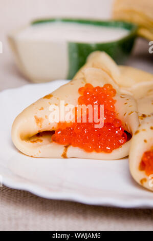 Pfannkuchen mit rotem Kaviar auf dem Teller Stockfoto