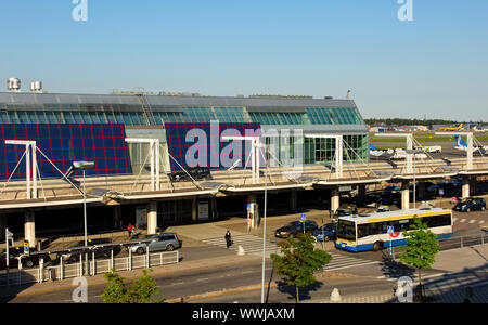 Bushaltestelle und Taxistand am Helsinki-Vantaa Airport Stockfoto