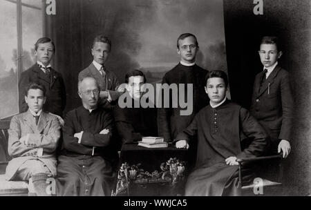 Jung, bemannt und priesterliche, historische Fotografie, um 1910 Stockfoto