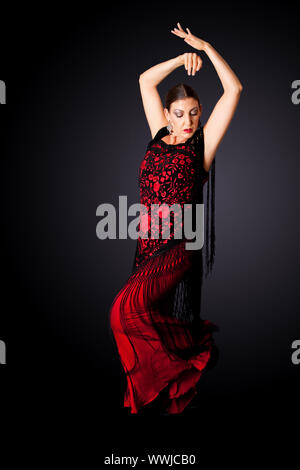 Schönen weiblichen Spanischen Flamenco Tänzerin eine typische Zeile darstellen, tragen moderne Kleidung. Spanische Frau tanzen Paso Doble in rot und schwarz Kleid clo Stockfoto