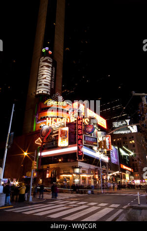 Hershey, Great American Chocolate Company, Candy Store bei Nacht auf dem Times Square in Manhattan, New York City. Stockfoto