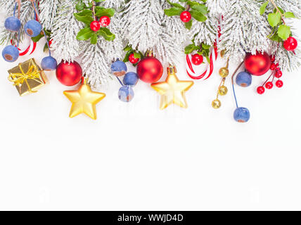 Weihnachten Grenze Zusammensetzung mit Stechpalme Beeren, rote Kugeln, goldenen Kranz und Green Xmas Tree Zweig auf weißem Hintergrund Stockfoto