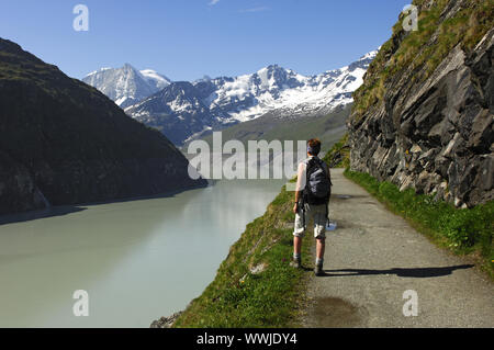 Am Lac des Dix Behälter; Wallis, Schweiz Stockfoto