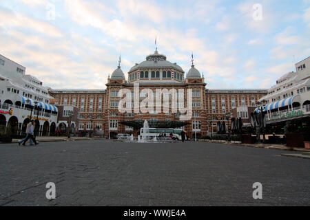 Grand Hotel Amrâth Kurhaus ist eines der bekanntesten Gebäude in Scheveningen. Es befindet sich in einem authentischen, monumentale Gebäude, direkt am Strand. Stockfoto