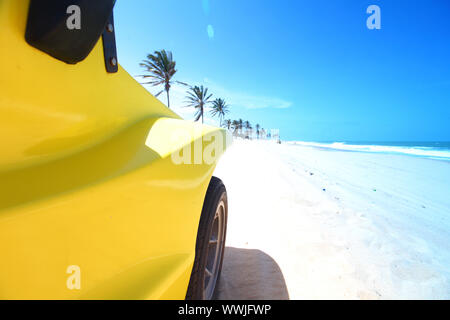 Desert Buggy im Wüstensand unter blauem Himmel Stockfoto