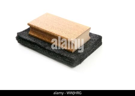 Sauberer Schwamm Tafel für Tafel Kreide isoliert auf weiss Stockfoto